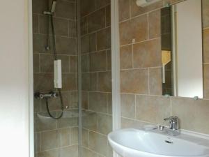 a bathroom with a shower and a sink at Chalet spacieux 6 pièces avec cheminée, barbecue, près des pistes, parking privé - FR-1-762-43 in Le Monêtier-les-Bains +6 photos