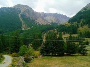 un camino sinuoso en un valle con montañas en Chalet Le Monêtier-les-Bains, 6 pièces, 17 personnes - FR-1-762-43, en Le Monêtier-les-Bains