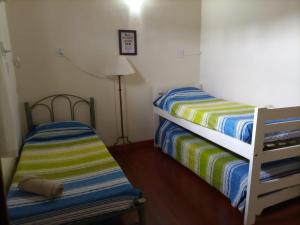 プエルトイグアスにあるLos Eu 2のベッドルーム(ベッド2台、ランプ付)