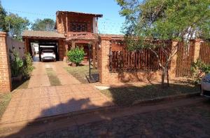 プエルトイグアスにあるLos Eu 2の私道に駐車したレンガ造りの家