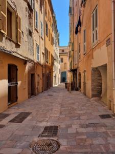 バスティアにあるChambre de charme dans la citadelleの旧市街の路地