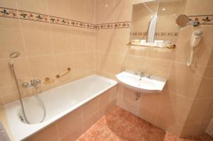 Koupelna v ubytování Grandhotel Garni