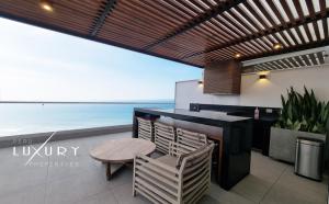 شرفة أو تراس في Penthouse Waterfront Private Pool