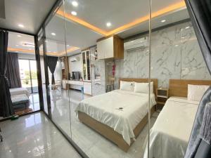 1 dormitorio con 1 cama y pared de cristal en Phuong Linh Mini Hotel, en Phan Rang