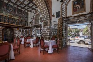 a restaurant with tables and chairs in a room at Inkarri Regocijo Plaza in Cusco