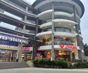 un grande edificio con un ristorante di fronte di Canyon Hotels & Resorts Boracay a Boracay