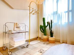 una camera da letto con un cactus e una mensola con libri di 台南悠然民宿unabnb a Tainan Altre 25 foto