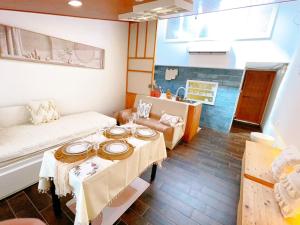 - un petit salon avec une table et un canapé dans l'établissement 台南悠然民宿unabnb, à Tainan