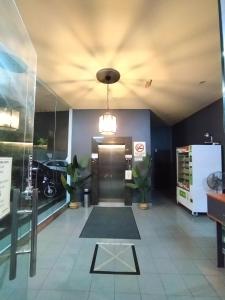 um quarto com um corredor com um tapete e um tecto em Sp Central Hotel em Sungai Petani