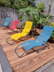 trzy krzesła siedzące na drewnianym tarasie w obiekcie Beautiful House with private pool in Mauritius w mieście Albion