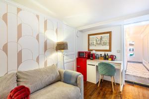 sala de estar con sofá y escritorio en Modern Apartement Grand Paris, TV Salon, Sharing Garden, Villa des Ammonites, en Meudon