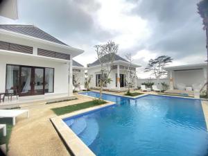 una piscina en el patio trasero de una casa en Namika Ubud en Tegalalang