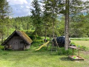 - une aire de jeux avec une tente et un toboggan dans l'établissement Ferienhaus Roman, à Hinterstoder