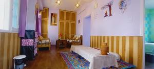 een kamer met een bed en stoelen. bij The City Escape Farmstay in Shimla