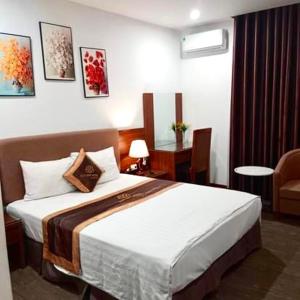 1 dormitorio con 1 cama en una habitación de hotel en LuxTel Hotel Tây Hồ, en Hanói