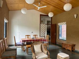 een eetkamer met een tafel en stoelen bij Terra Cottage in Palāhu