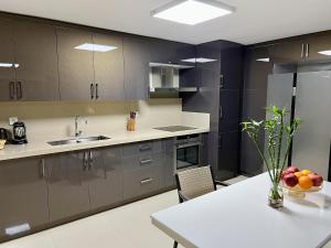 Una cocina o zona de cocina en NEW Seaview Bachelor Apartment Privacy + Closets