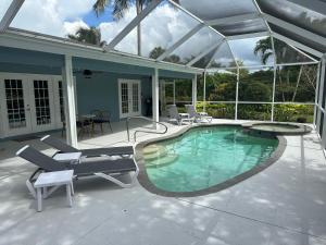 una piscina con patio y una casa en Florida house, 4br 2bt with private pool oasis, en Naples