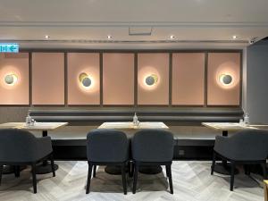 فندق كاملوكس في هونغ كونغ: غرفة طعام مع طاولات وكراسي وأضواء