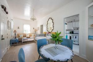 comedor y sala de estar con mesa y sillas en Watercolor home, en Harbour Island