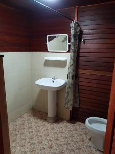 een badkamer met een wastafel en een toilet bij RuysukJo Resort&Pool in Udon Thani