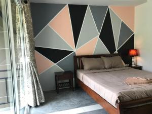 Rúm í herbergi á PP Midnight Hotel