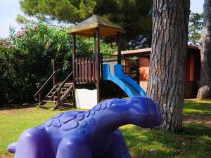 Ein Kinderspielbereich in der Unterkunft Gitavillage Club degli Amici