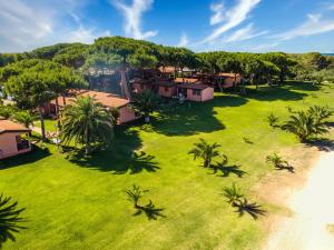 una vista aérea de un complejo con césped y palmeras en Gitavillage Club degli Amici, en Pescia Romana