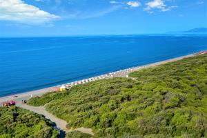 z powietrza widok na plażę i ocean w obiekcie Gitavillage Club degli Amici w mieście Pescia Romana