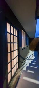 Apartaestudio en Chía في شيا: مدخل مع أبواب ونوافذ في مبنى