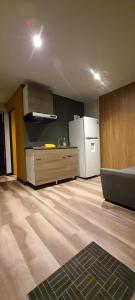 une chambre vide avec une cuisine équipée d'un réfrigérateur dans l'établissement Apartaestudio en Chía, à Chía