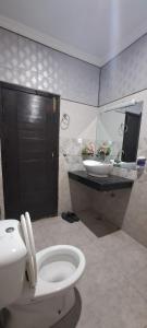 uma casa de banho com um WC e um lavatório em Islamabad Layover Guest House Free Airport Pick and Drop em Islamabad