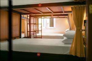 un letto in una stanza con numeri rossi sopra di Drift Backpackers Hostel a Hanoi