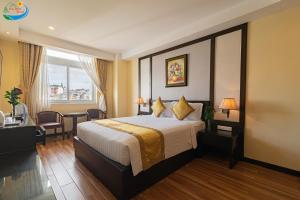 Postel nebo postele na pokoji v ubytování Hoang Minh Chau Ba Trieu Hotel