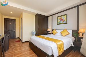 Postel nebo postele na pokoji v ubytování Hoang Minh Chau Ba Trieu Hotel