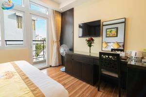 Postel nebo postele na pokoji v ubytování Hoang Minh Chau Ba Trieu Hotel