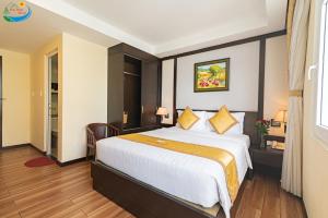 Postel nebo postele na pokoji v ubytování Hoang Minh Chau Ba Trieu Hotel