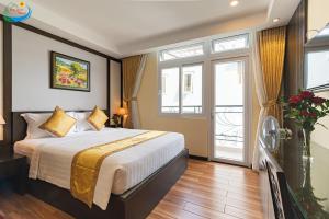 Postel nebo postele na pokoji v ubytování Hoang Minh Chau Ba Trieu Hotel