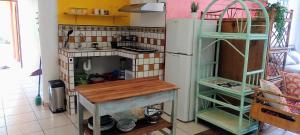مطبخ أو مطبخ صغير في Cool Vibes Beach Hostel