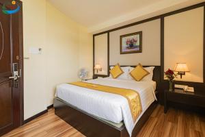 Postel nebo postele na pokoji v ubytování Hoang Minh Chau Ba Trieu Hotel
