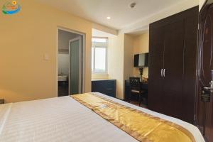 Postel nebo postele na pokoji v ubytování Hoang Minh Chau Ba Trieu Hotel