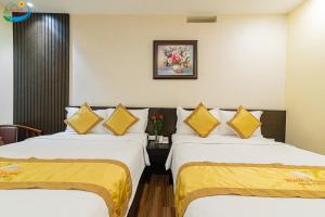Postel nebo postele na pokoji v ubytování Hoang Minh Chau Ba Trieu Hotel