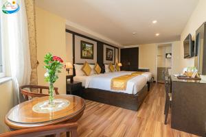Habitación de hotel con cama y mesa en Hoang Minh Chau Ba Trieu Hotel en Dalat