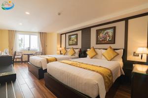 Postel nebo postele na pokoji v ubytování Hoang Minh Chau Ba Trieu Hotel