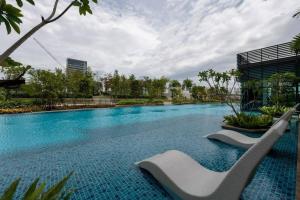 basen z 2 leżakami przed budynkiem w obiekcie Cozy Apartment near Sunway Pyramid Sunway Lagoon w mieście Petaling Jaya