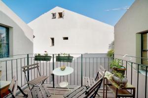 a balcony with chairs and a table on a balcony at Lovely 2BR Apt w Balcony in Neve Tzedek Area Sea N' Rent in Tel Aviv