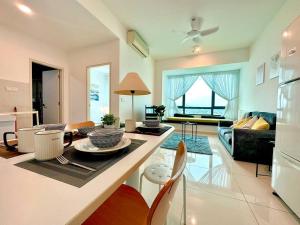kuchnia i salon ze stołem i krzesłami w obiekcie Cozy Apartment near Sunway Pyramid Sunway Lagoon w mieście Petaling Jaya