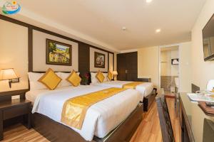 Postel nebo postele na pokoji v ubytování Hoang Minh Chau Ba Trieu Hotel