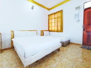 a bedroom with a large white bed and a red door at Chalet Yunie Marang by RVH 