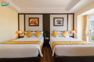 Postel nebo postele na pokoji v ubytování Hoang Minh Chau Ba Trieu Hotel